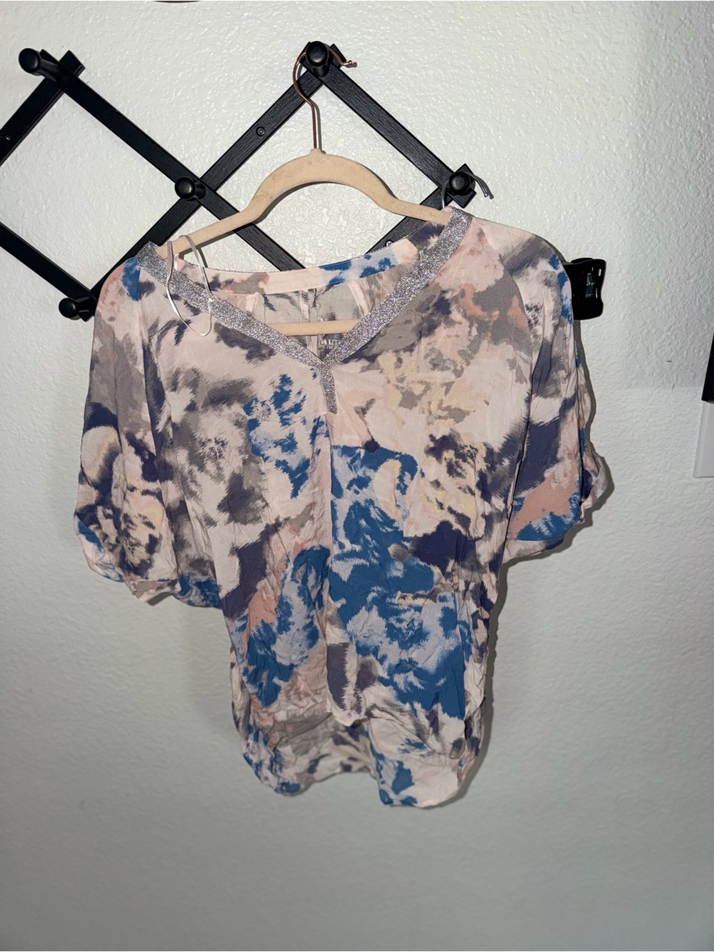 Juicy Couture Womens Small Abstract Floral Blouse Sparkle V Neck Pink Blue - Picture 2 of 4